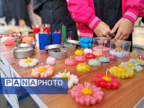 بازارچه دست‌ساخته‌های دانش‌آموزی در دبیرستان بهار آزادی قائمشهر