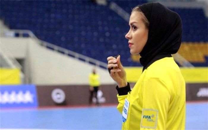 قضاوت دو ایرانی در جام جهانی فوتسال؛ دختر ایرانی بازی مردان را سوت می‌زند
