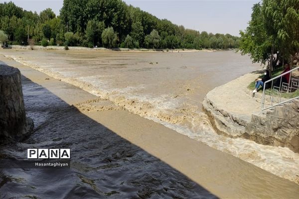 جاری شدن زاینده رود در اصفهان