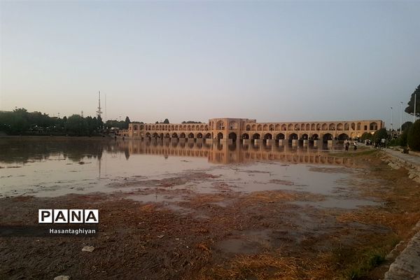 جاری شدن زاینده رود در اصفهان