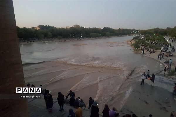 جاری شدن زاینده رود در اصفهان