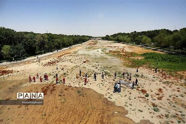 جاری شدن زاینده رود در اصفهان