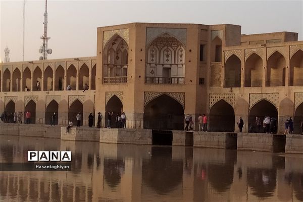 جاری شدن زاینده رود در اصفهان