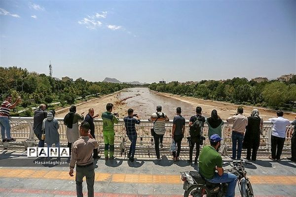 جاری شدن زاینده رود در اصفهان