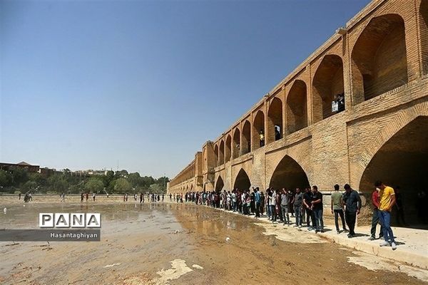 جاری شدن زاینده رود در اصفهان