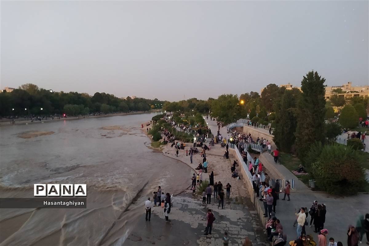 جاری شدن زاینده رود در اصفهان