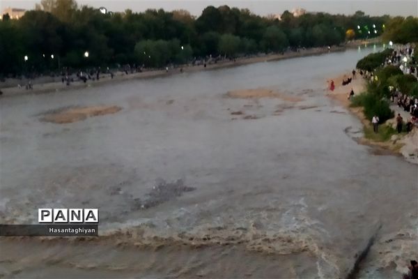 جاری شدن زاینده رود در اصفهان