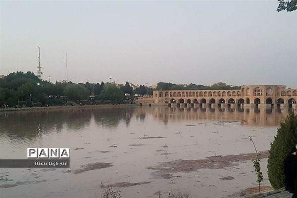 جاری شدن زاینده رود در اصفهان