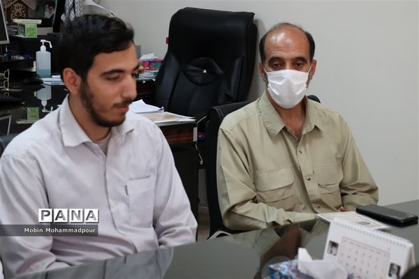 تجلیل معاون پرورشی اداره کل آموزش و پرورش آذربایجان شرقی ازگروه سرود منتخب کشوری