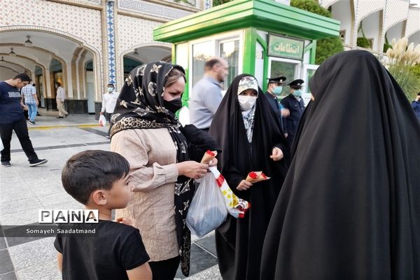 اهدای هدیه به مناسبت هفته عفاف و حجاب به زائران و مجاوران علی ابن موسی الرضا(ع)