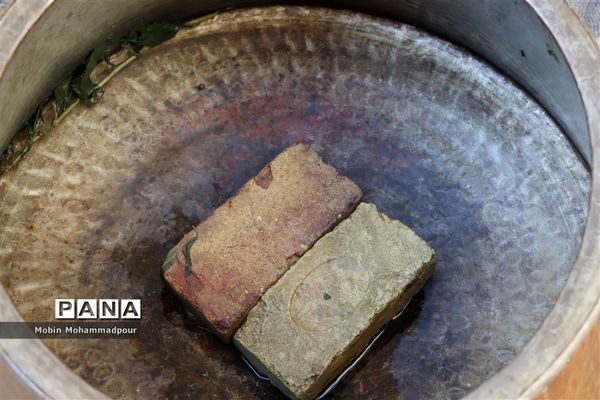 عرق گیری گیاه شاه اسپرم به روش سنتی  در تبریز