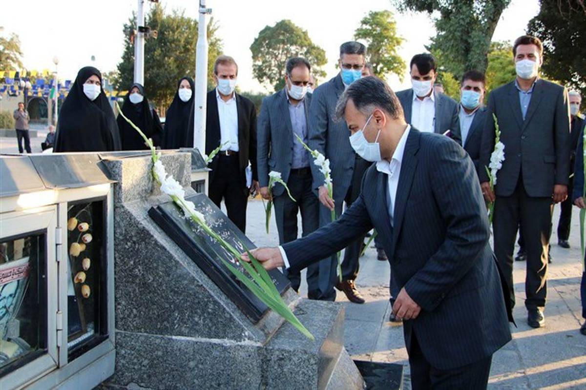 آغاز برنامه های اجلاس مدیران آموزش و پرورش در قزوین با عطرافشانی گلزار شهدا