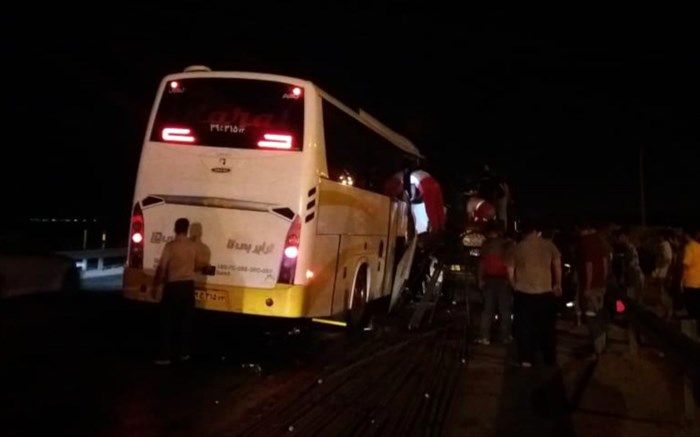 تصادف اتوبوس با تریلر در جاده کاشان-قم؛ ۲۲ مسافر مصدوم شدند