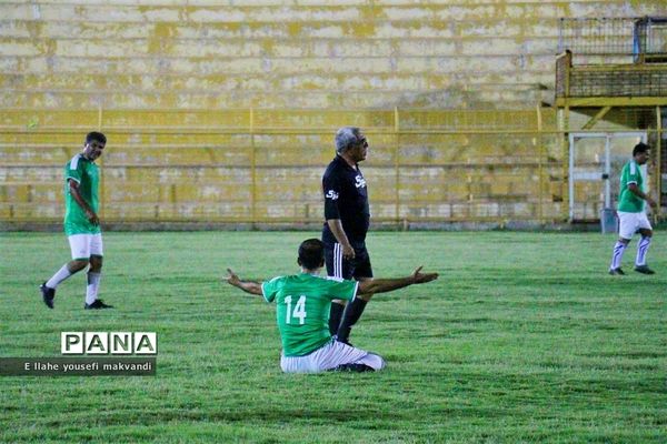 مسابقه فوتبال بین دو تیم پیشکسوتان آموزش و پرورش و باشگاه نفت امیدیه