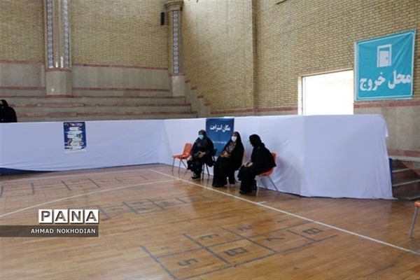 واکسیناسیون فرهنگیان ناحیه یک شهرری با حضور مدیر آموزش و پرورش ناحیه