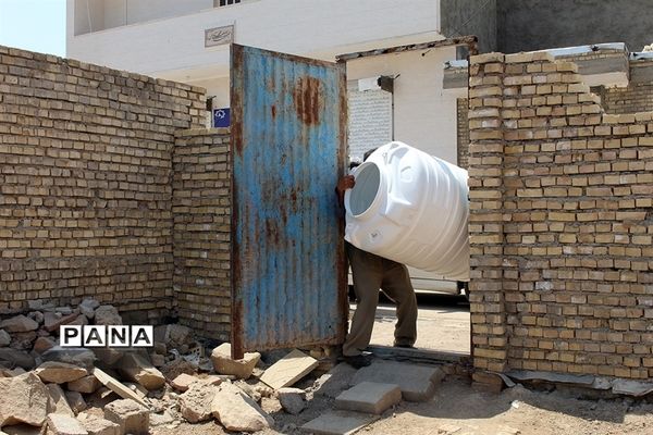 آیین اهدا ۲۰۰۰ عدد مخزن آب و اقلام بهداشتی ویژه مناطق محروم تنش آبی در خوزستان