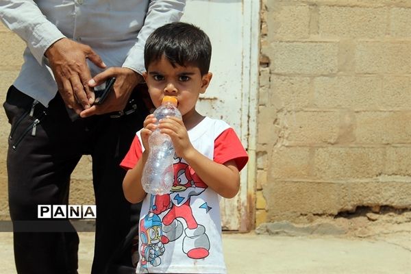 آیین اهدا ۲۰۰۰ عدد مخزن آب و اقلام بهداشتی ویژه مناطق محروم تنش آبی در خوزستان