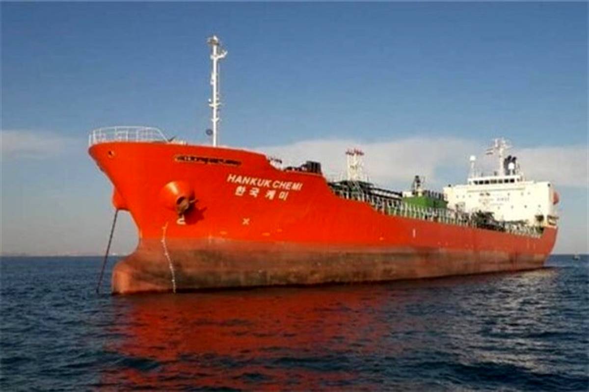 اخباری از بروز "حادثه نامشخص" برای ۴ نفتکش در خلیج عمان