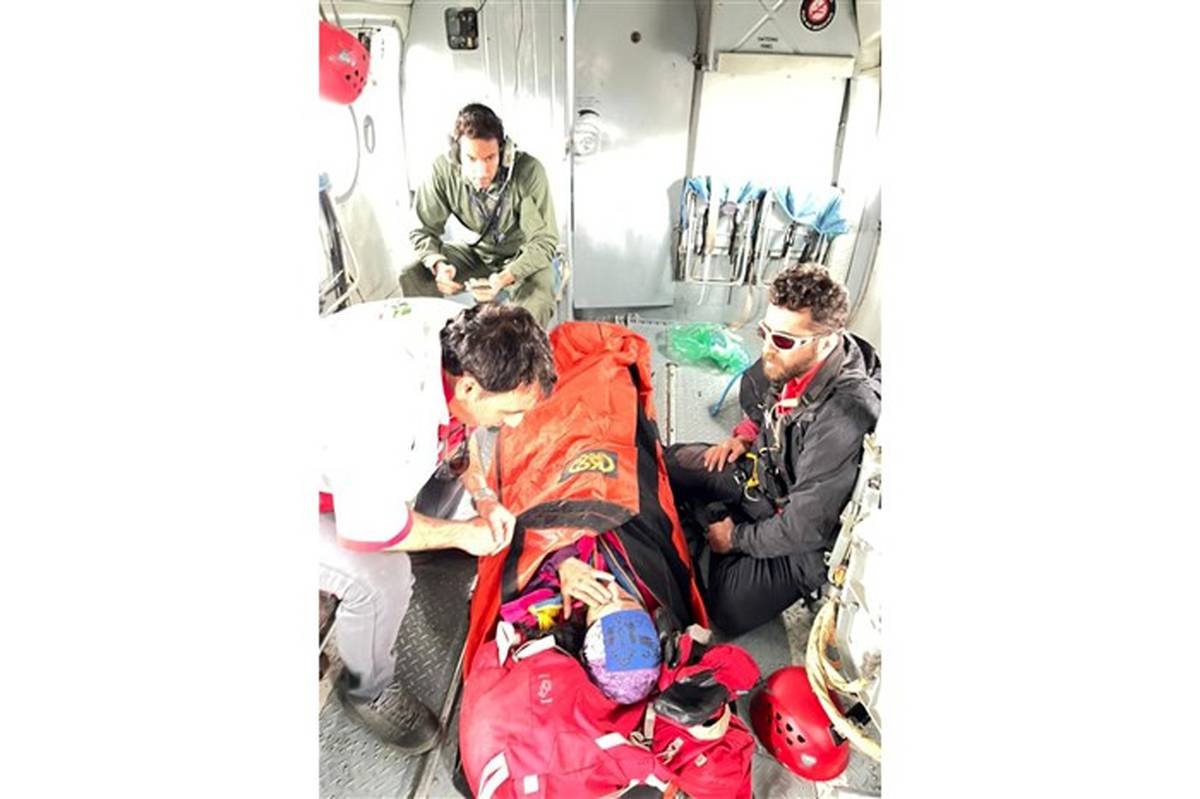 ۲ سورتی پرواز برای نجات یک زن در علم کوه؛ مصدوم به بیمارستان منتقل شد