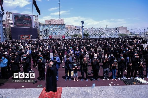 عزاداری و اقامه نماز ظهر عاشورا در میدان امام حسین (ع)