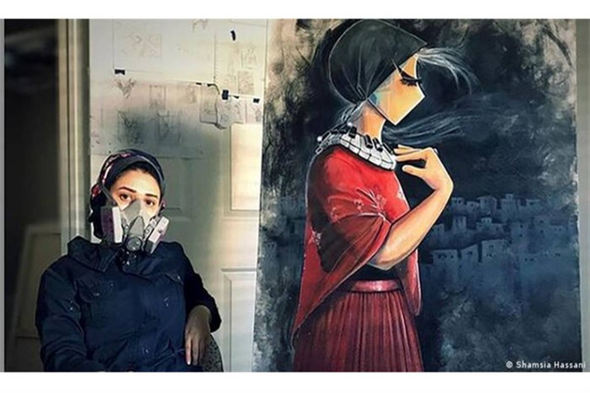 زن افغان با نقاشی روی دیوارها تریبون تجربیات زنان افغان شده است+تصویر