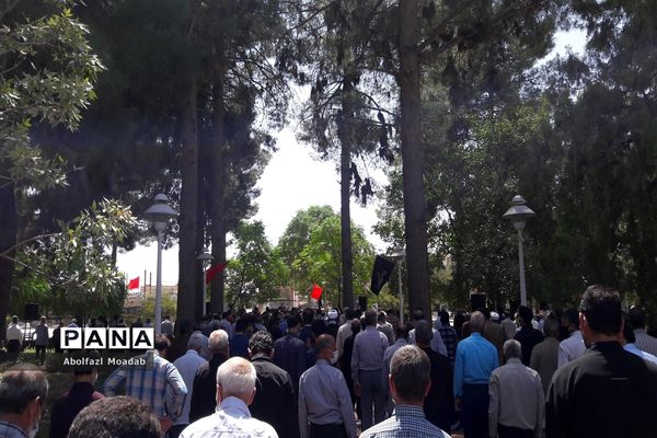 برگزاری نماز جمعه در فضای باز امامزاده سید حمزه شهرستان کاشمر