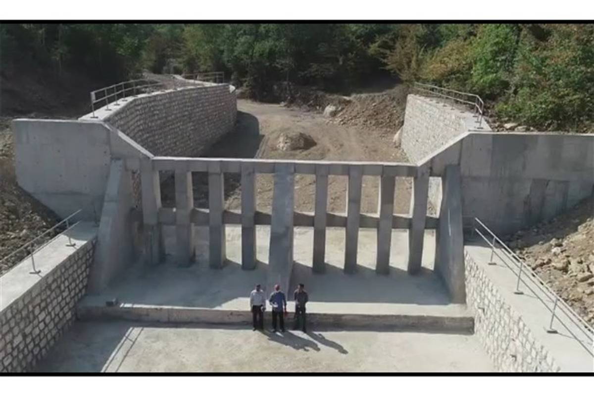 پایان عملیات ساخت بند مشبک سرشاخه گیر روستای ولمازو شهرستان گلوگاه/فیلم