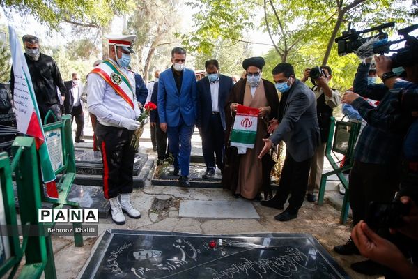 مراسم گلباران مزار شهدای هفدهم شهریور