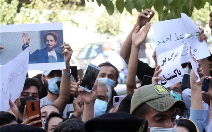 تجمع اعتراض‌آمیز افغان‌های مقیم تهران مقابل سفارت پاکستان