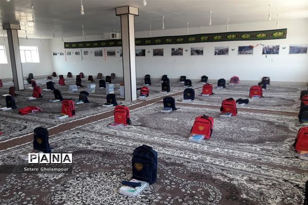 توزیع ۱۰۰ بسته لوازم التحریر توسط بسیج دانش آموزی شهرستان درمیان