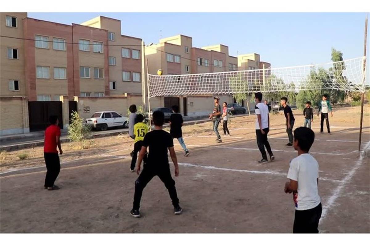 آماده سازی زمین والیبال ویژه دانش‌آموزان در پردیسان قم