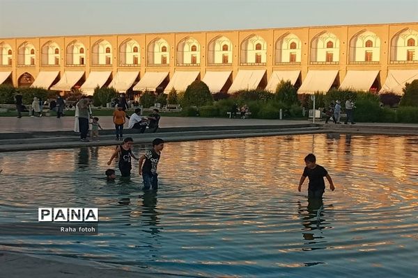 میدان امام اصفهان نمونه‌ای از معماری ایرانی و اسلامی