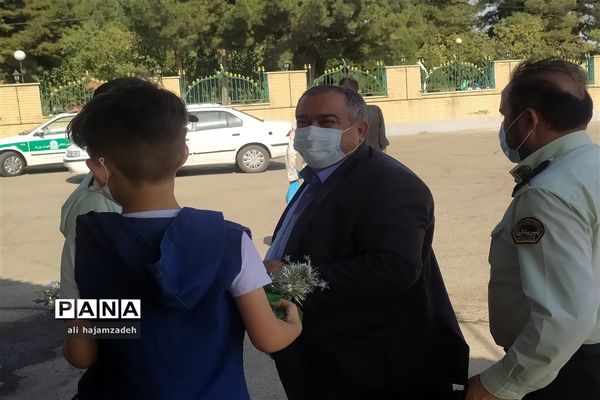 عطر افشانی مزار شهدای فشافویه در دومین روز از هفته دفاع مقدس