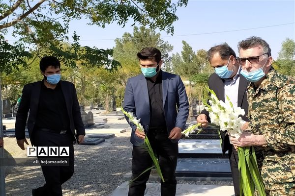 عطر افشانی مزار شهدای فشافویه در دومین روز از هفته دفاع مقدس
