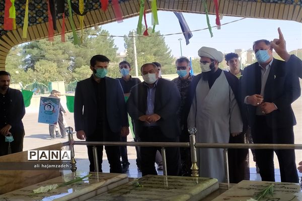 عطر افشانی مزار شهدای فشافویه در دومین روز از هفته دفاع مقدس