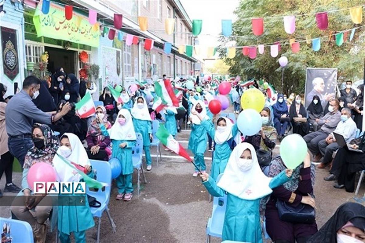 جشن شکوفه‌ها در دبستان دخترانه معرفت یک ناحیه 2 کرمان برگزار شد