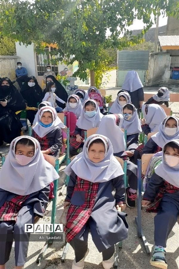 نواختن زنگ شکوفه ها در شهرستان کلات