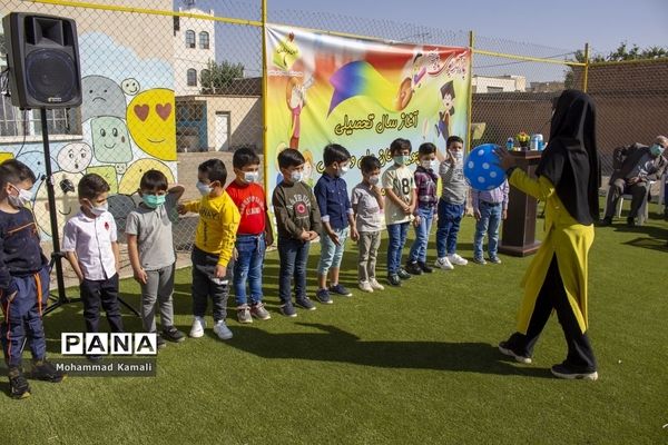 مراسم نمادین جشن شکوفه‌ها و غنچه‌ها در دبستان دین و دانش شهر نیم‌ور