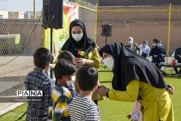 مراسم نمادین جشن شکوفه‌ها و غنچه‌ها در دبستان دین و دانش شهر نیم‌ور