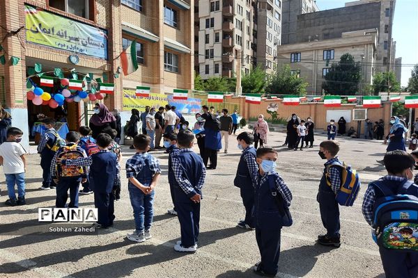 جشن شکوفه‌ها در مدرسه ابتدایی ایمان رودهن
