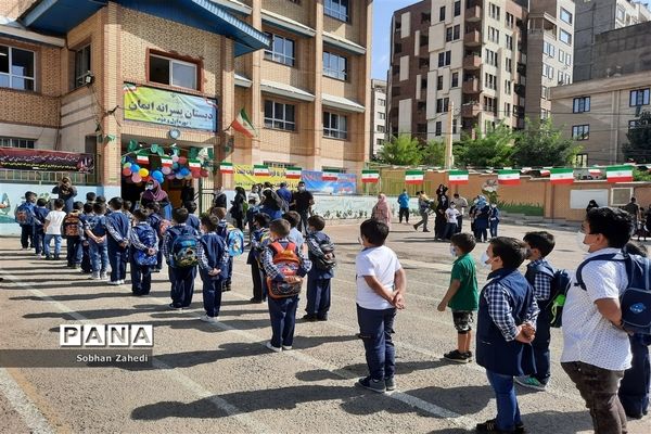 جشن شکوفه‌ها در مدرسه ابتدایی ایمان رودهن