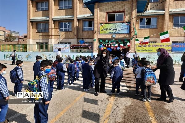 جشن شکوفه‌ها در مدرسه ابتدایی ایمان رودهن