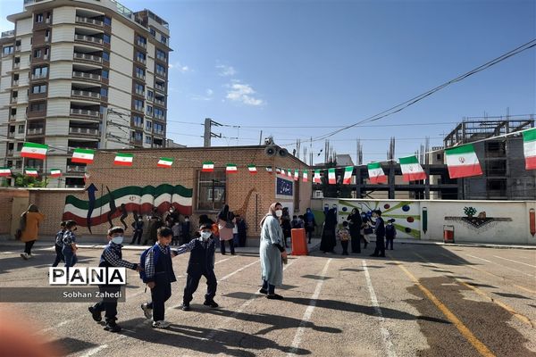 جشن شکوفه‌ها در مدرسه ابتدایی ایمان رودهن