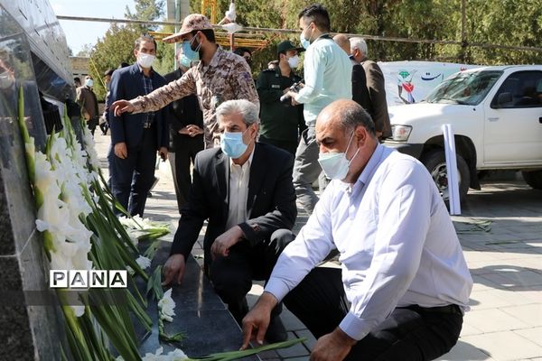 غبار روبی مزار شهدا به مناسبت هفته دفاع مقدس در ارومیه