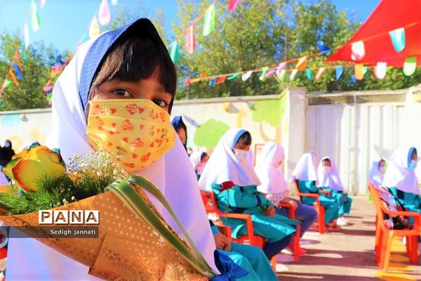 زنگ شکوفه‌ها در مدارس آباده