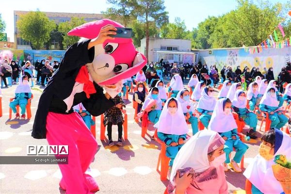 زنگ شکوفه‌ها در مدارس آباده