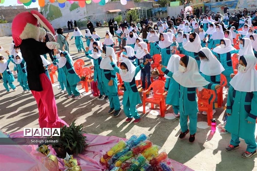 زنگ شکوفه‌ها در مدارس آباده