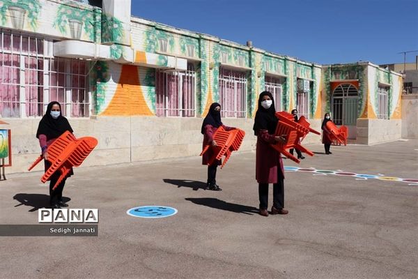 زنگ شکوفه‌ها در مدارس آباده
