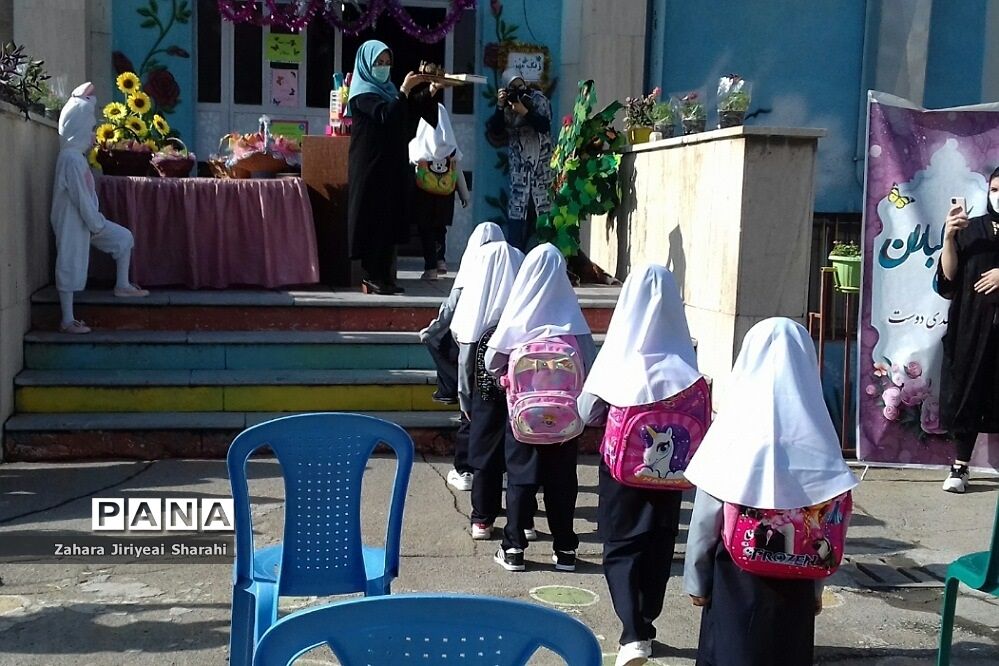 جشن شکوفه‌ها در مدرسه مهدی دوست ناحیه یک ری