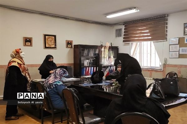 نواخته شدن زنگ مهر در دبیرستان راه زینب منطقه ۱۳ تهران